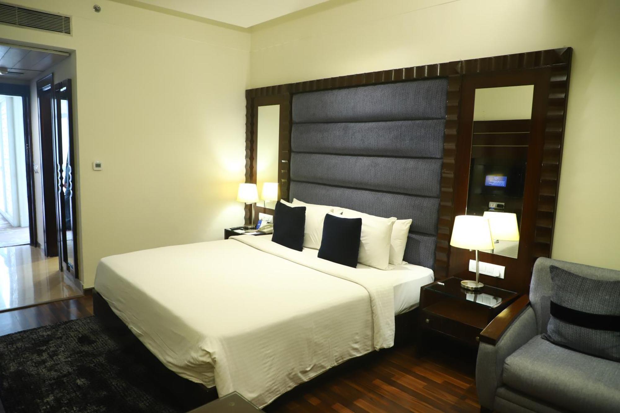 Deventure Sarovar Portico Kapashera, New Delhi Buitenkant foto
