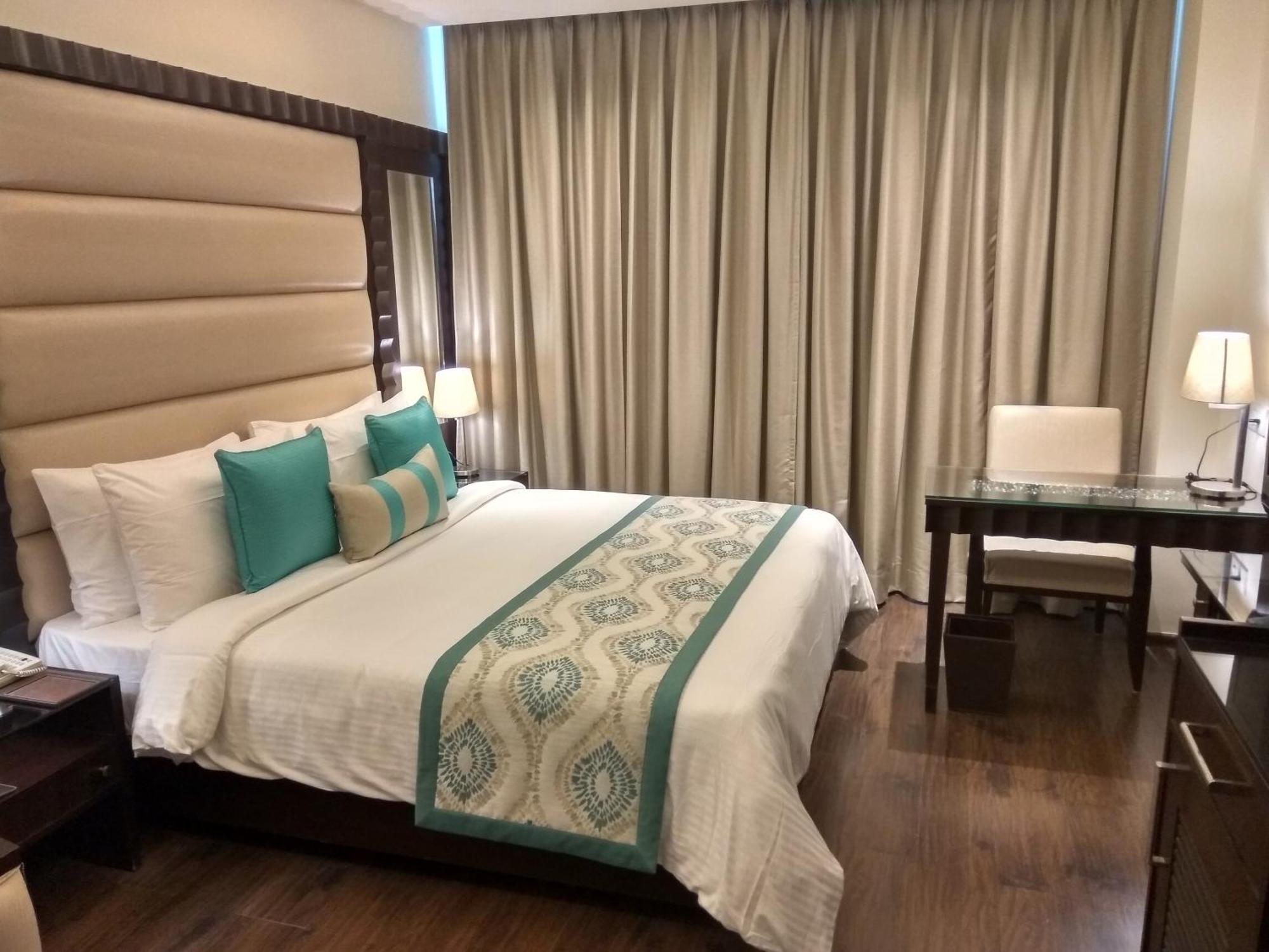 Deventure Sarovar Portico Kapashera, New Delhi Buitenkant foto