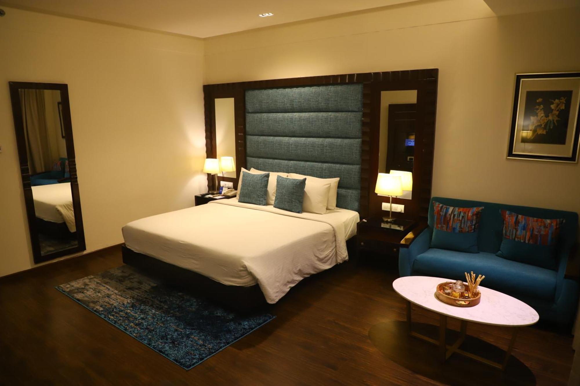 Deventure Sarovar Portico Kapashera, New Delhi Buitenkant foto