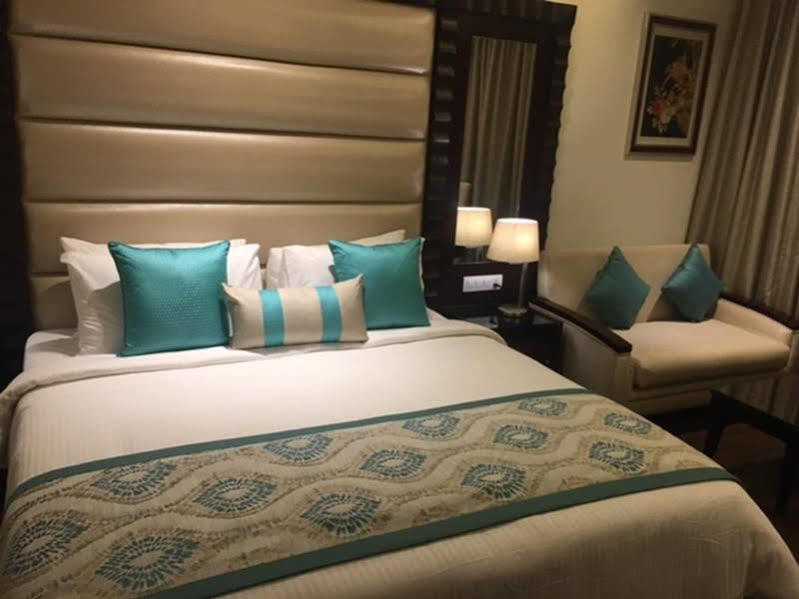 Deventure Sarovar Portico Kapashera, New Delhi Buitenkant foto
